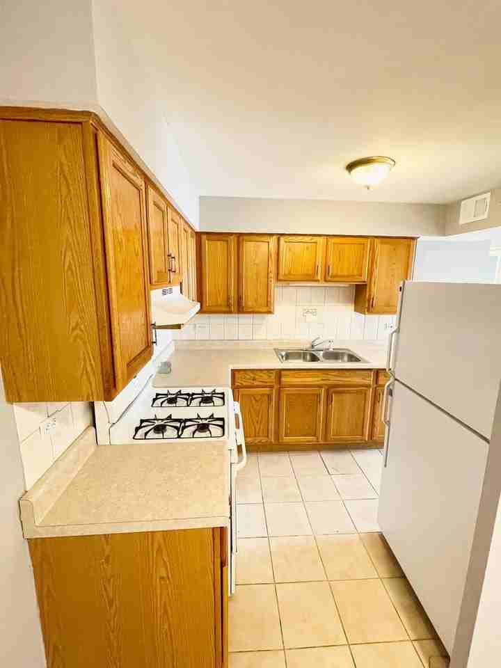 10425 Natoma Ave Apt 10 #10 - Photo 4 of 11