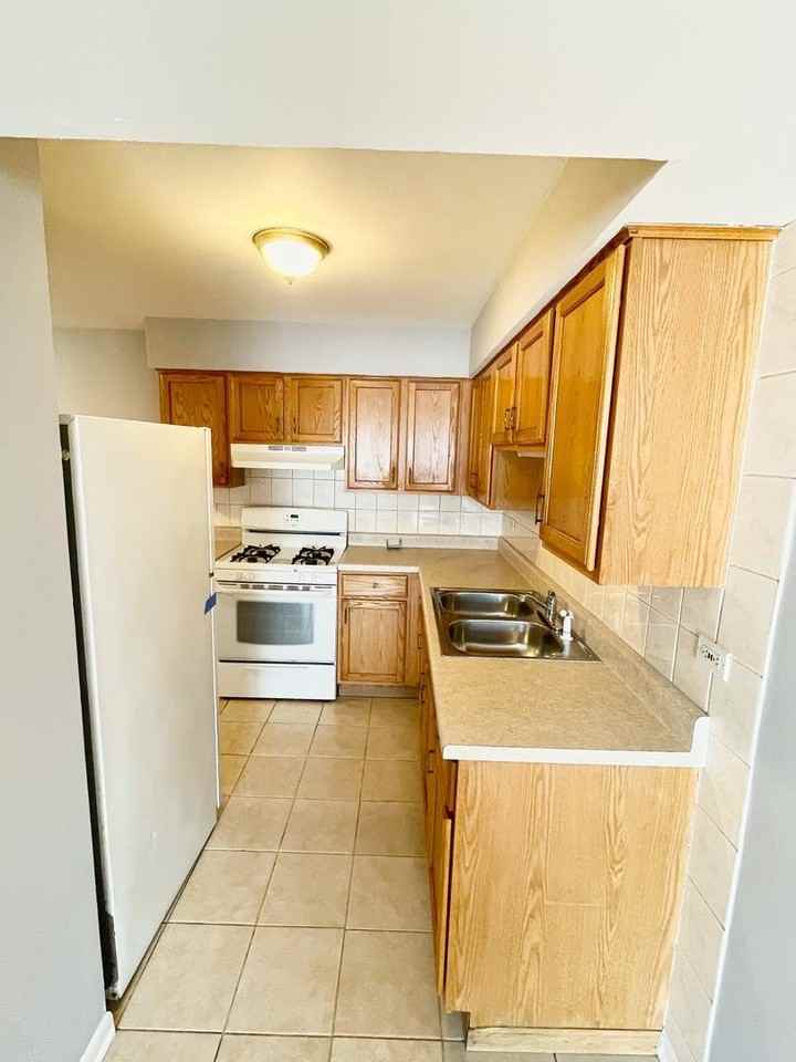 10425 Natoma Ave Apt 10 #10 - Photo 5 of 11