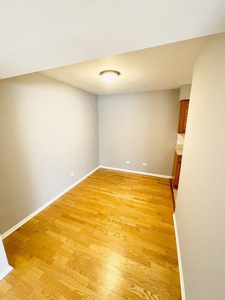 10425 Natoma Ave Apt 10 #10 - Photo 7 of 11