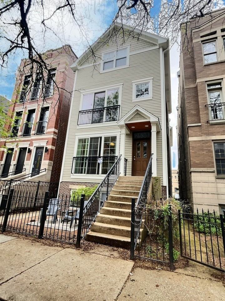 2538 N Southport Ave Apt 1r #1R - Photo 2 of 12