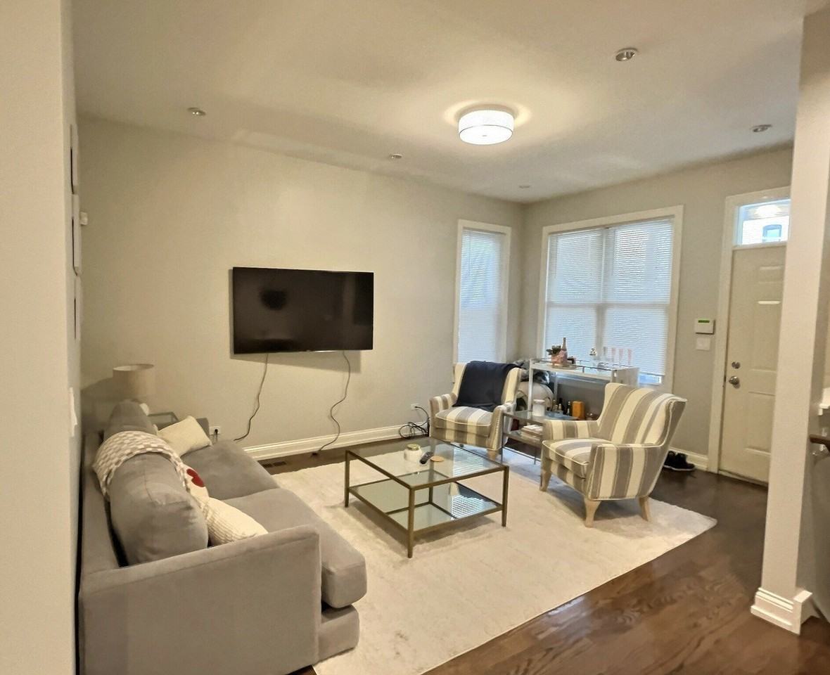 2538 N Southport Ave Apt 1r #1R - Photo 3 of 12