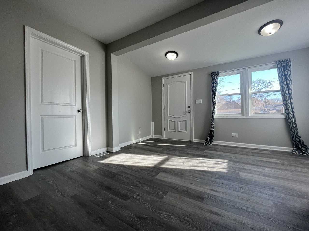 1204 N Park St - Photo 3 of 11