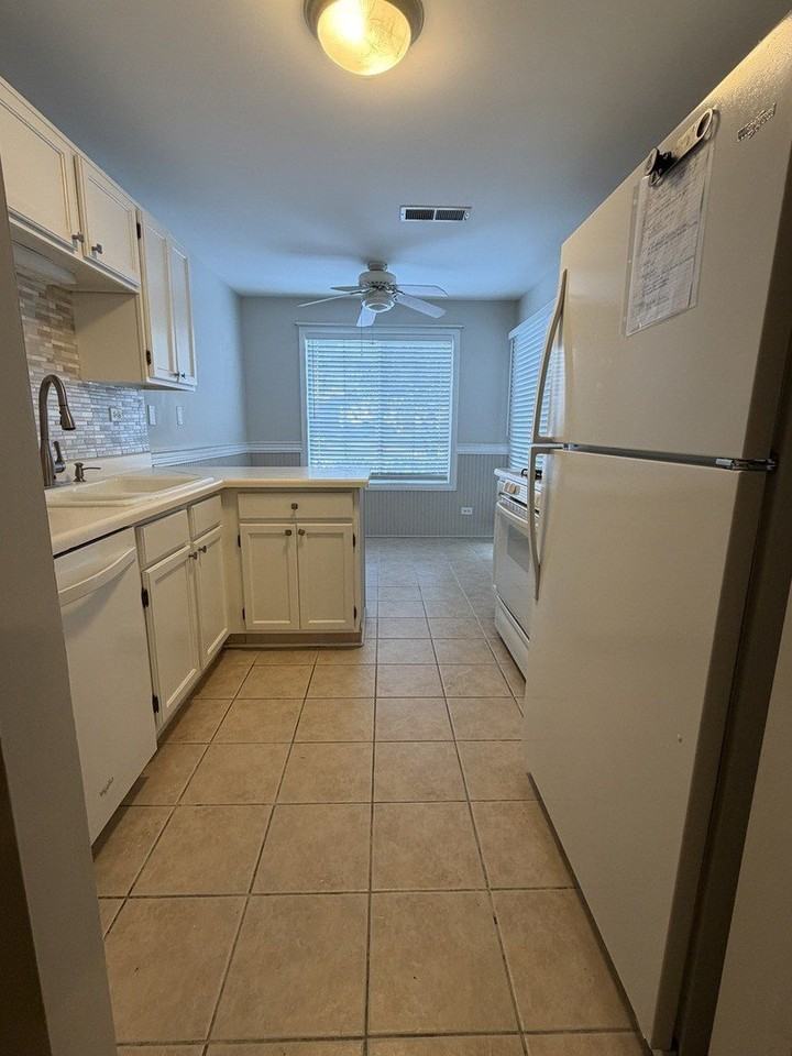 211 Ashbury Ln E Apt 7 #7 - Photo 3 of 10