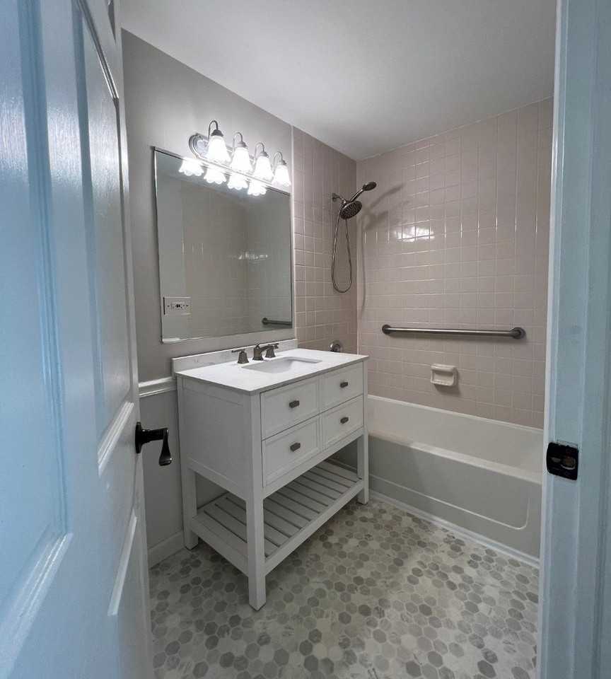 211 Ashbury Ln E Apt 7 #7 - Photo 6 of 10