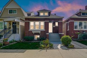 featured image of 4721 W Warwick Ave