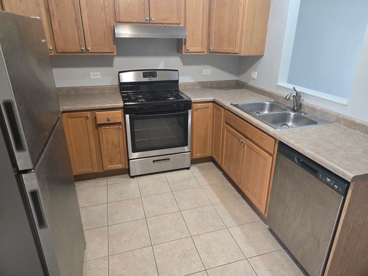 1000 Bratton Ave Apt 4 #4 - Photo 2 of 9