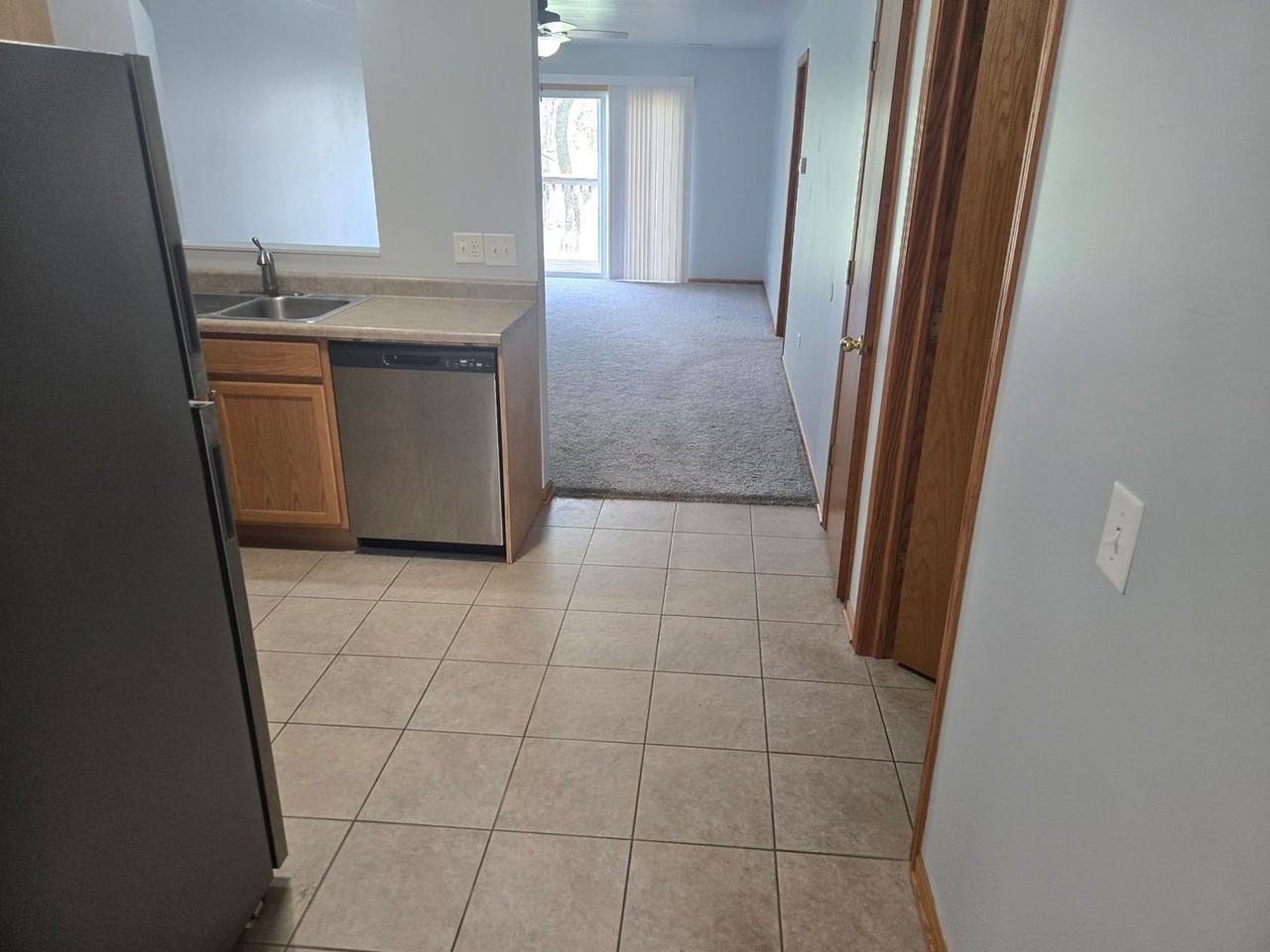 1000 Bratton Ave Apt 4 #4 - Photo 3 of 9