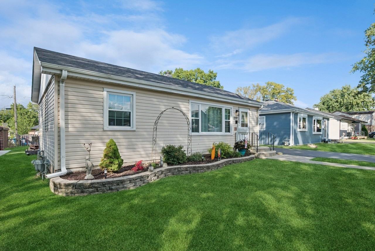 7318 W 113th St - Photo 2 of 3