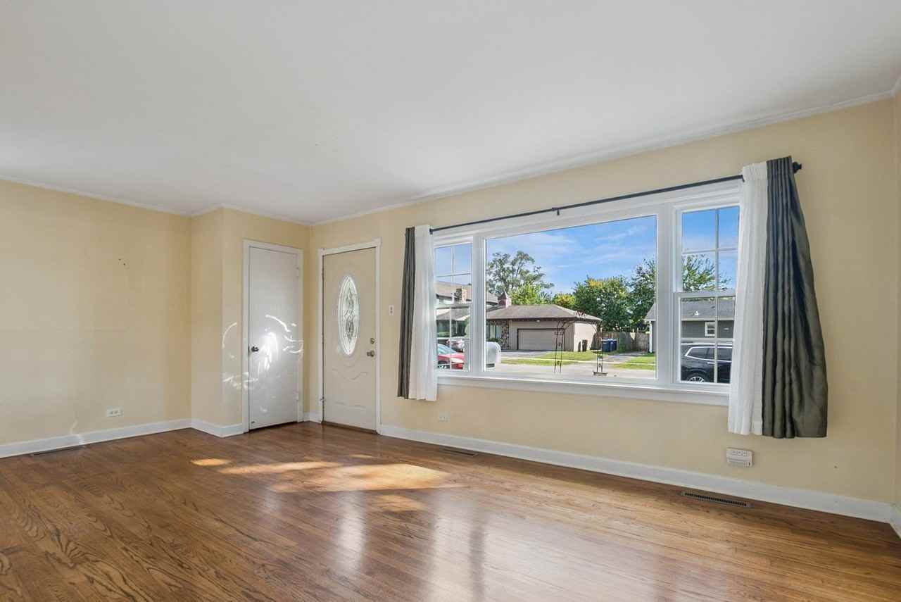 7318 W 113th St - Photo 3 of 3