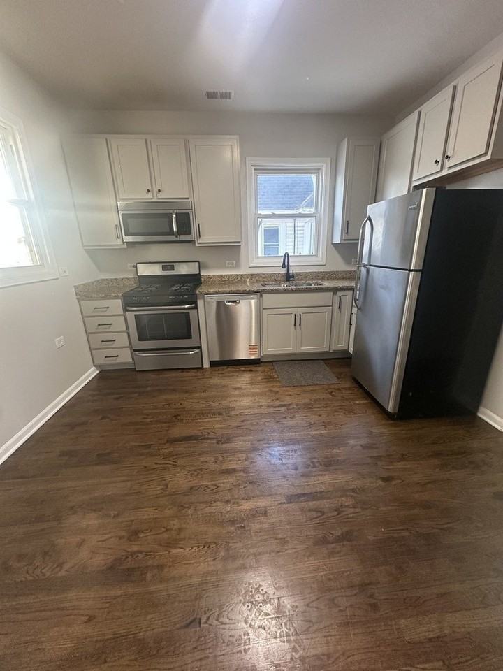 3251 W Berteau Ave Apt 2 #2 - Photo 4 of 13