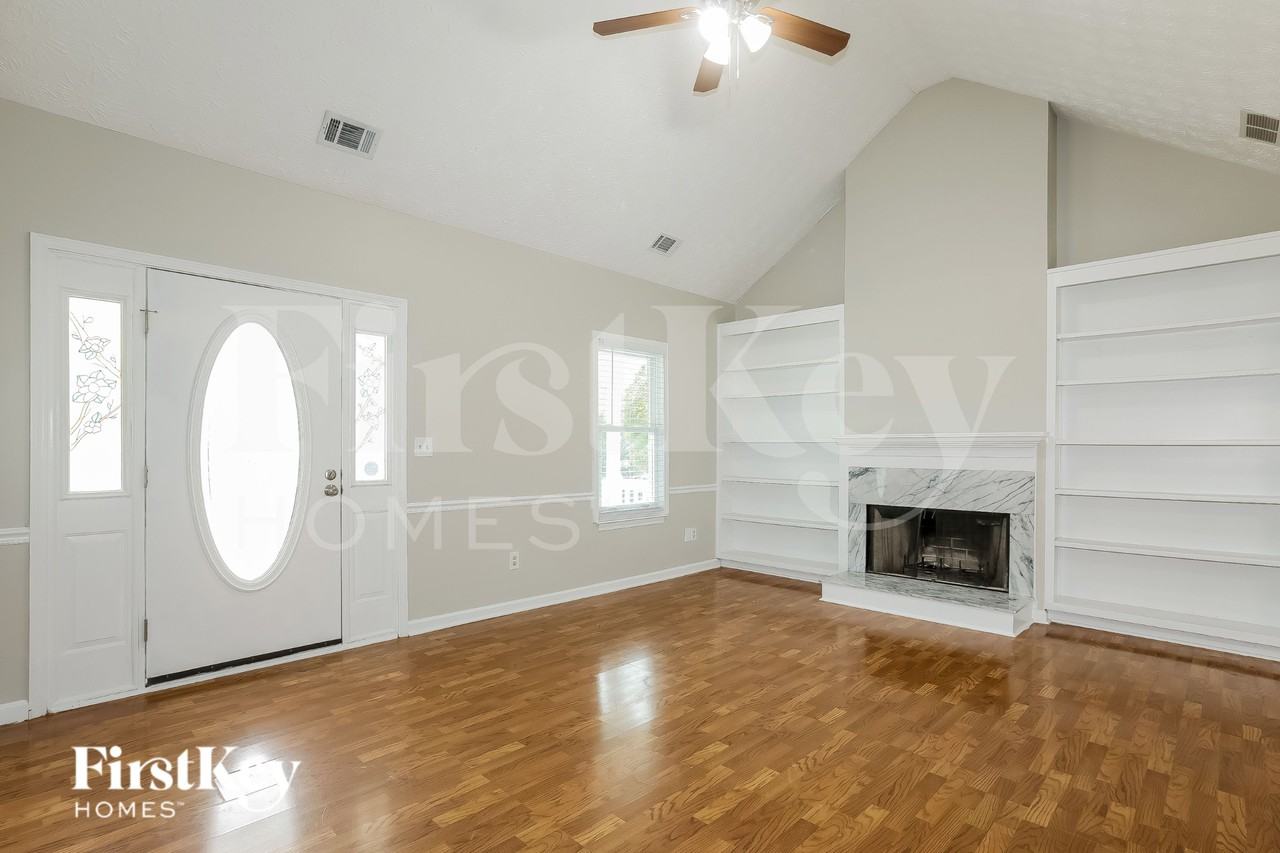 205 Lakefront Dr - Photo 2 of 15