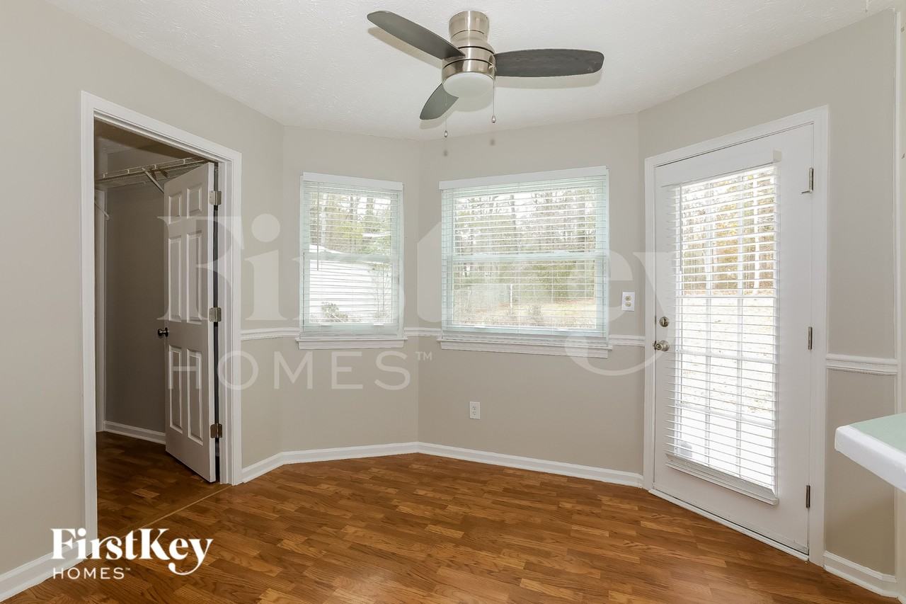 205 Lakefront Dr - Photo 3 of 15