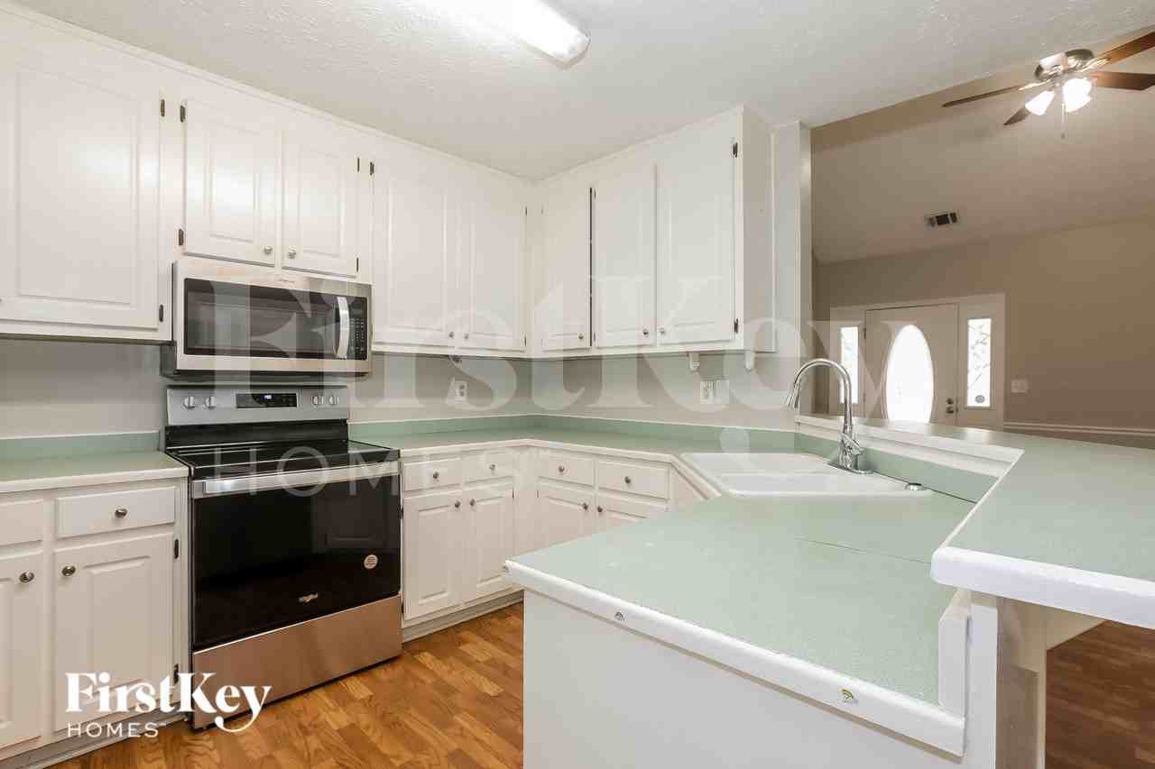 205 Lakefront Dr - Photo 4 of 15