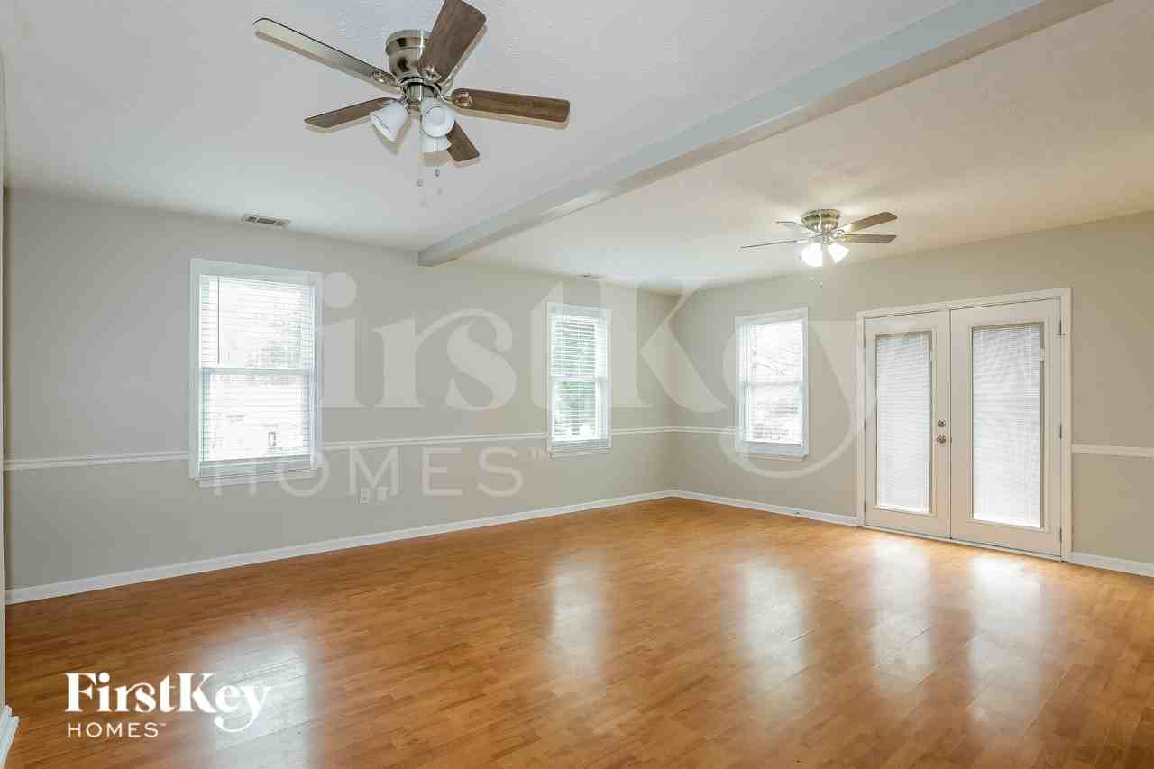 205 Lakefront Dr - Photo 5 of 15