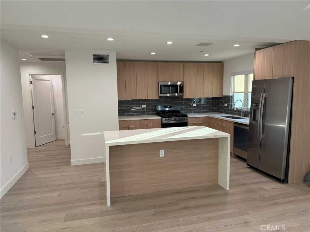 5972 Jamieson Ave - Photo 3 of 22