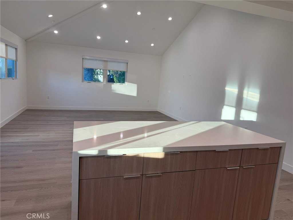 5972 Jamieson Ave - Photo 6 of 22