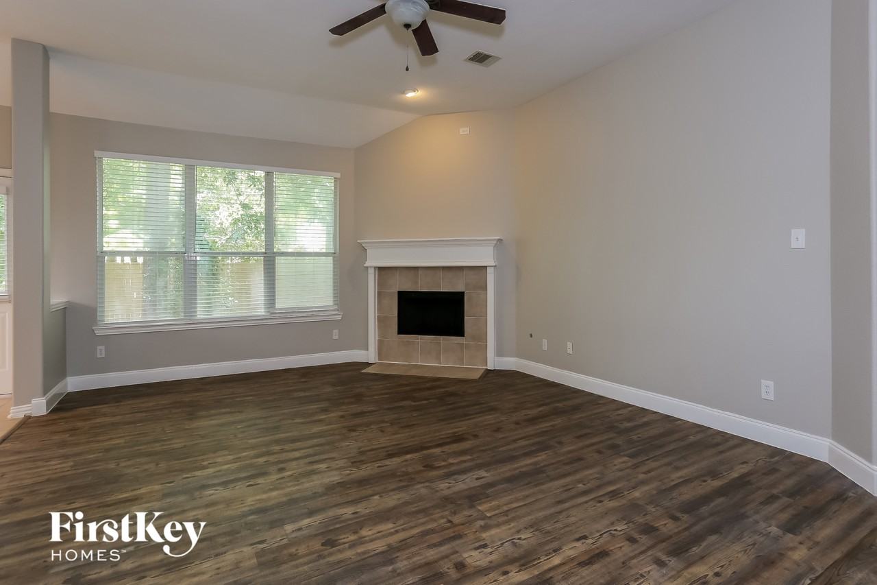 18414 Bluffview Dr - Photo 3 of 15