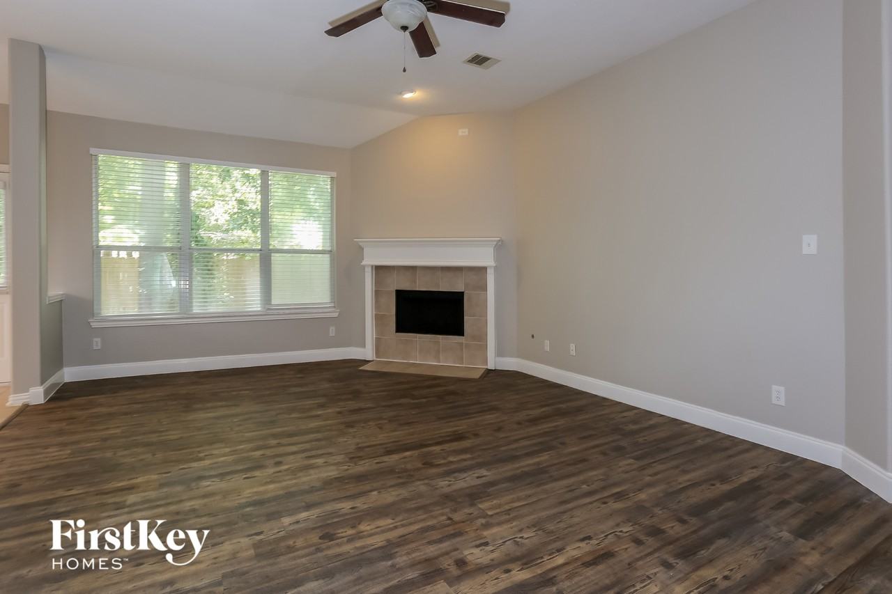 18414 Bluffview Dr - Photo 4 of 15