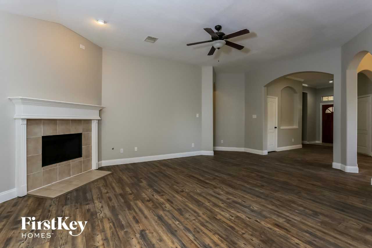 18414 Bluffview Dr - Photo 5 of 15