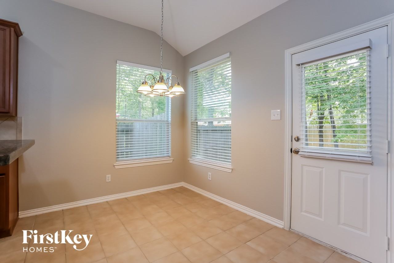 18414 Bluffview Dr - Photo 7 of 15