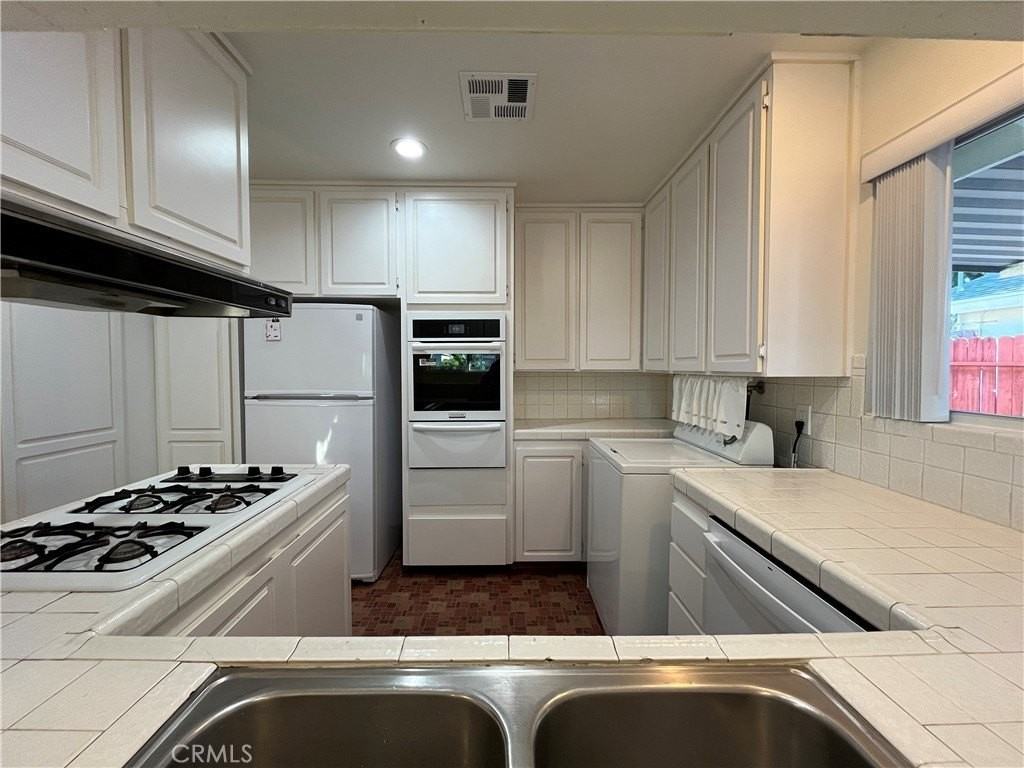 18735 Nordhoff St - Photo 5 of 19