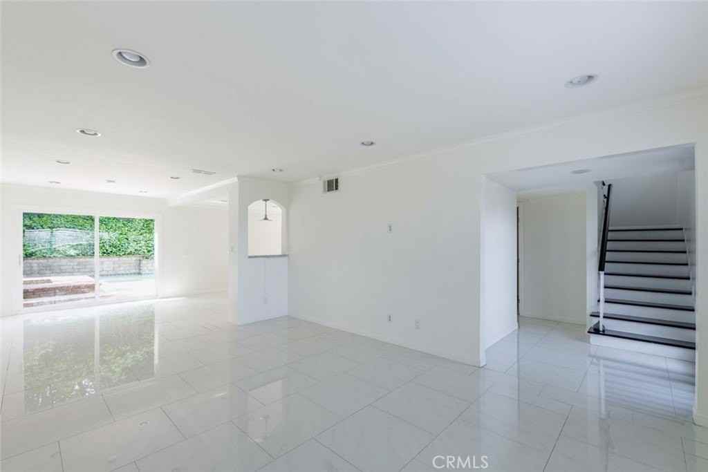 24526 Calvert St - Photo 6 of 41