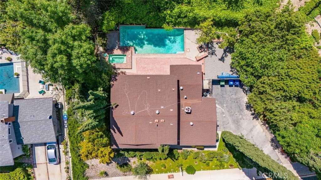 24526 Calvert St - Photo 7 of 41