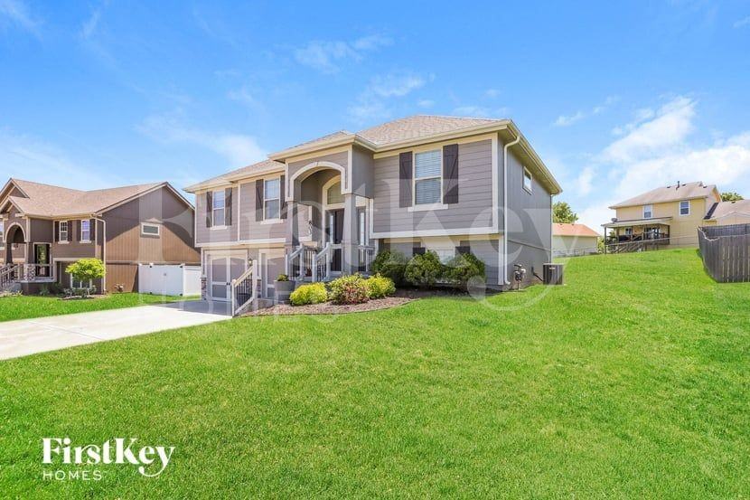 803 E 13th Ter - Photo 2 of 15