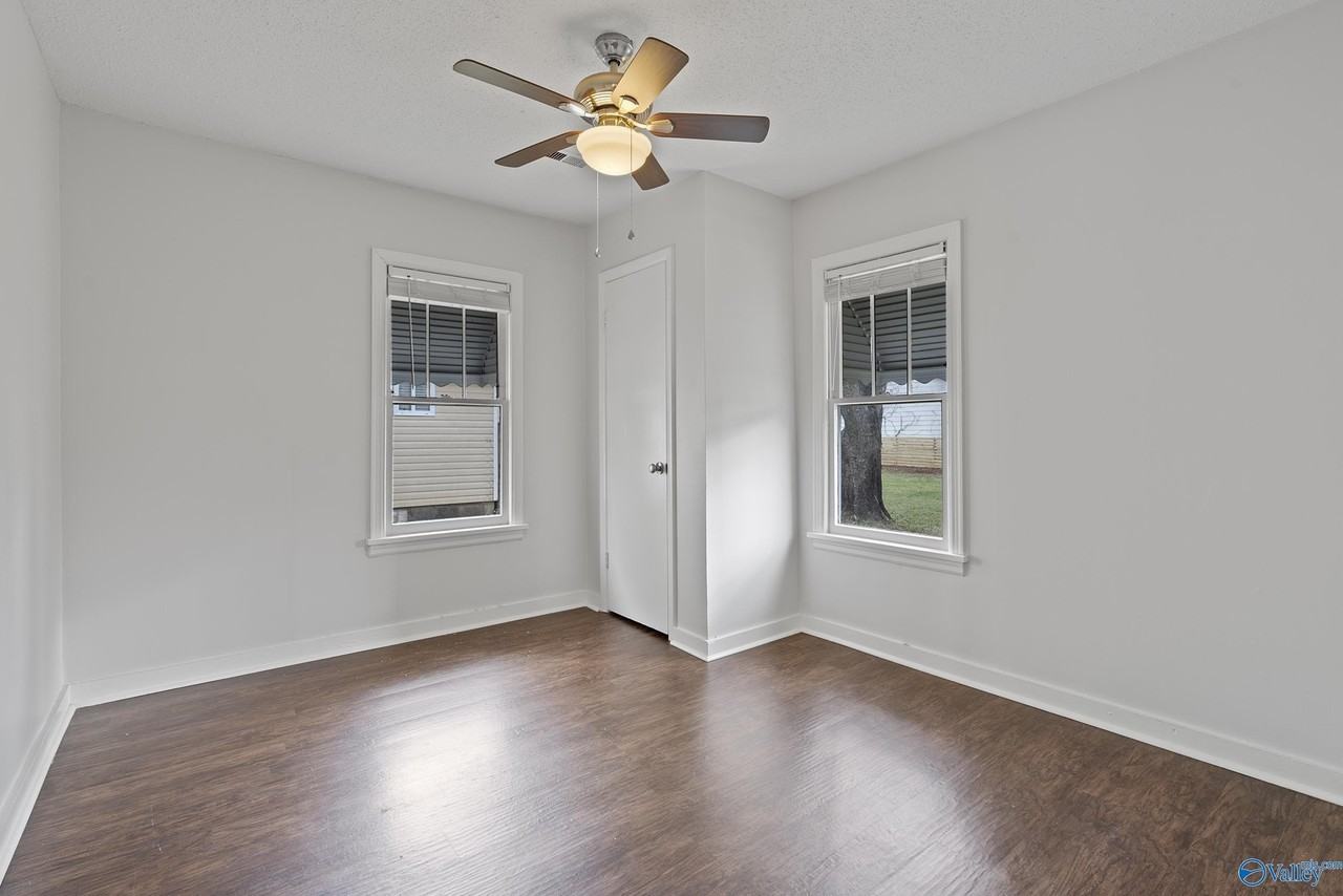 1306 Oshaughnessy Ave Ne - Photo 7 of 11