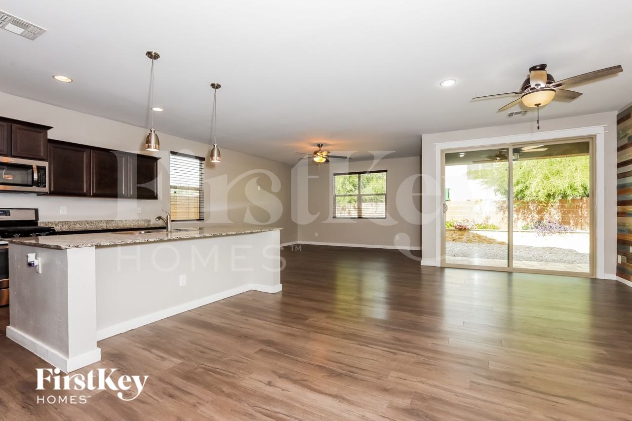 732 W Carlsbad Dr - Photo 4 of 15