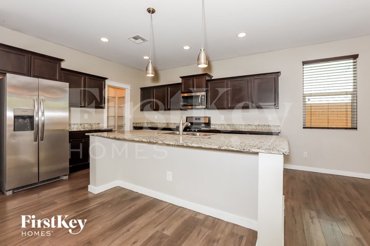 732 W Carlsbad Dr - Photo 5 of 15