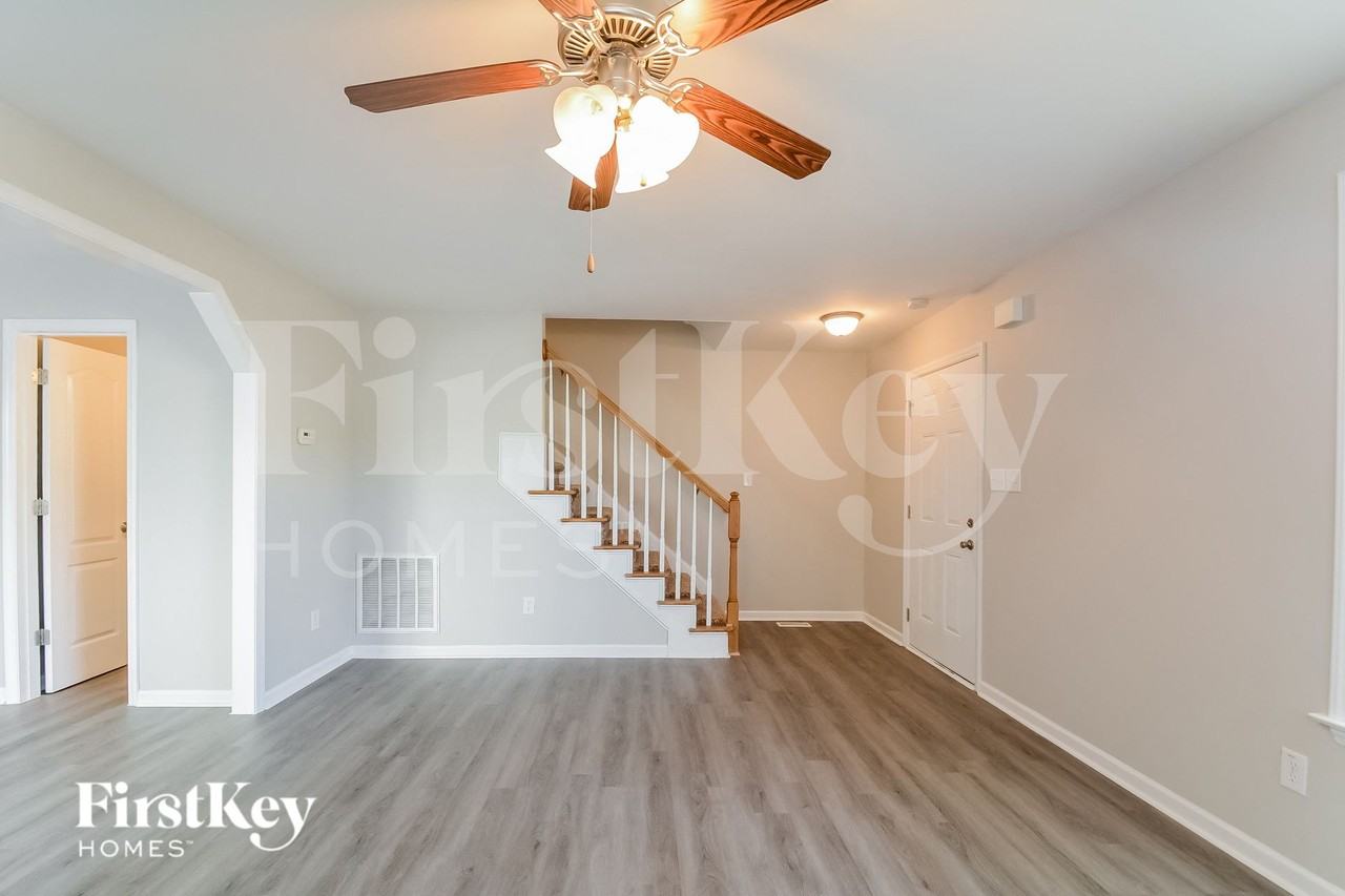 214 Sunset Pointe Dr - Photo 3 of 15