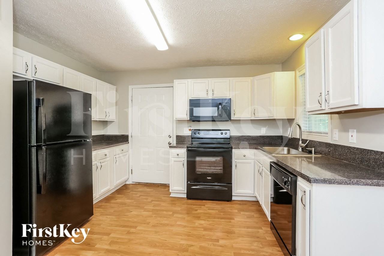 1241 Clock St - Photo 7 of 15