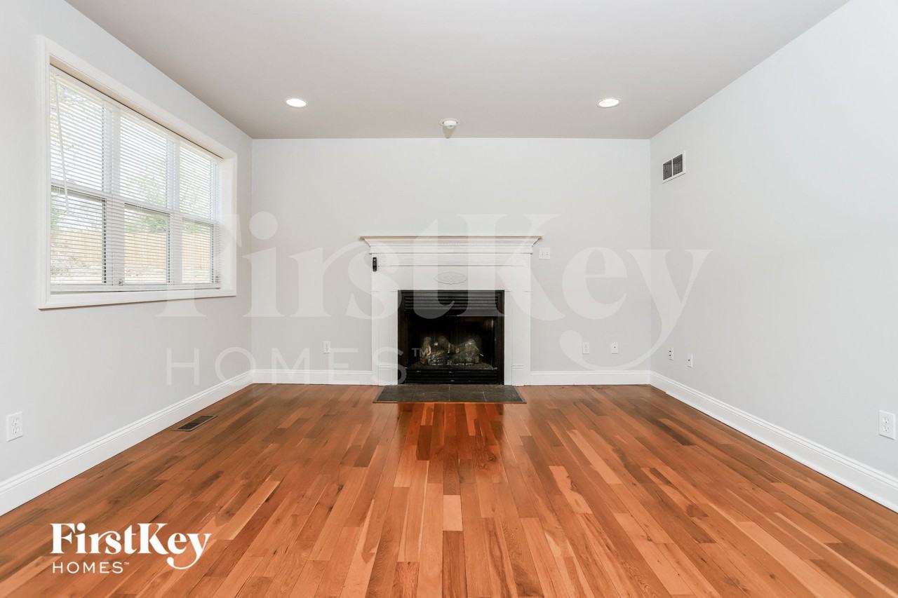 207 Lithia Ave - Photo 2 of 15