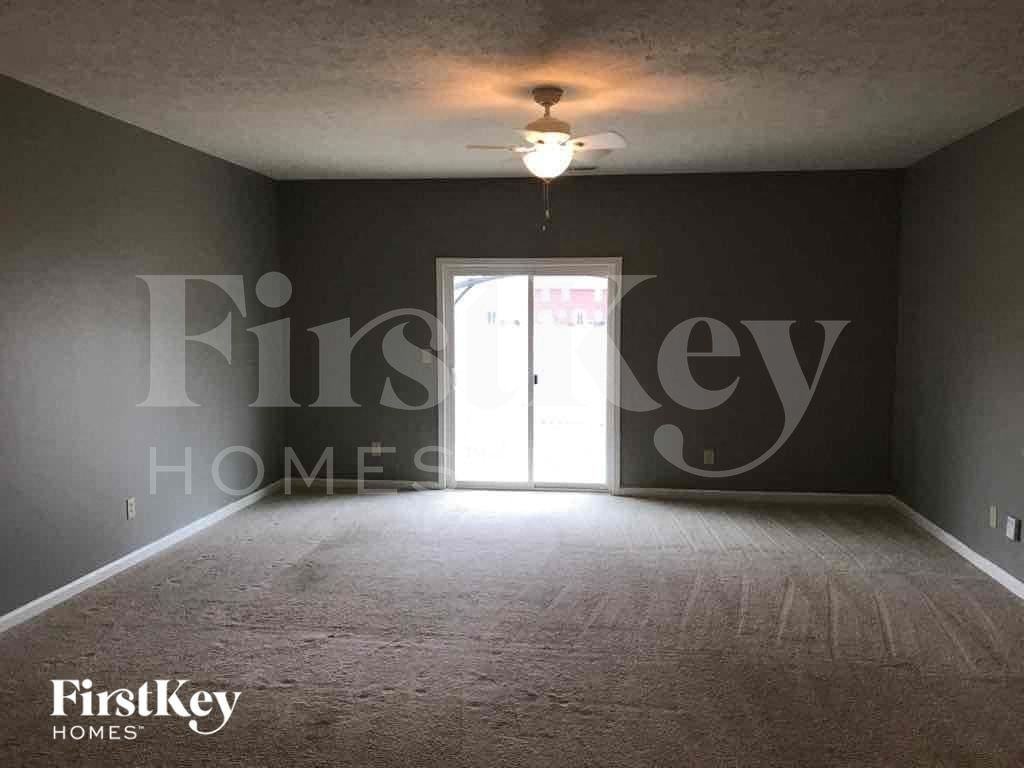 562 Farnham Dr - Photo 2 of 12