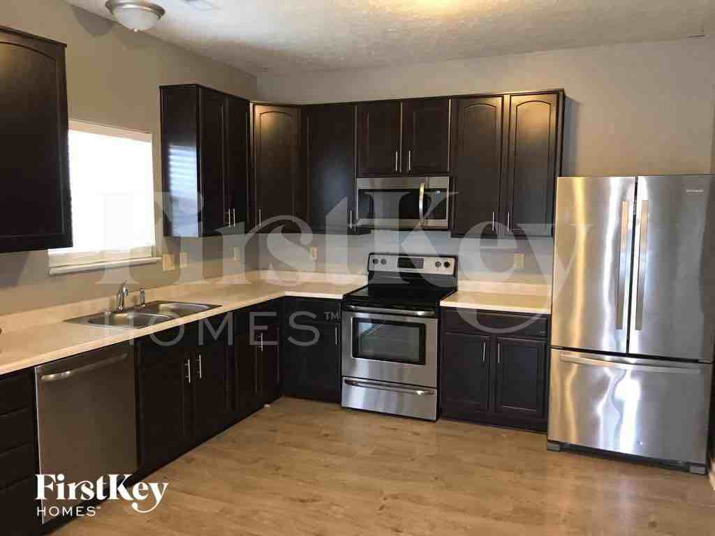 562 Farnham Dr - Photo 4 of 12