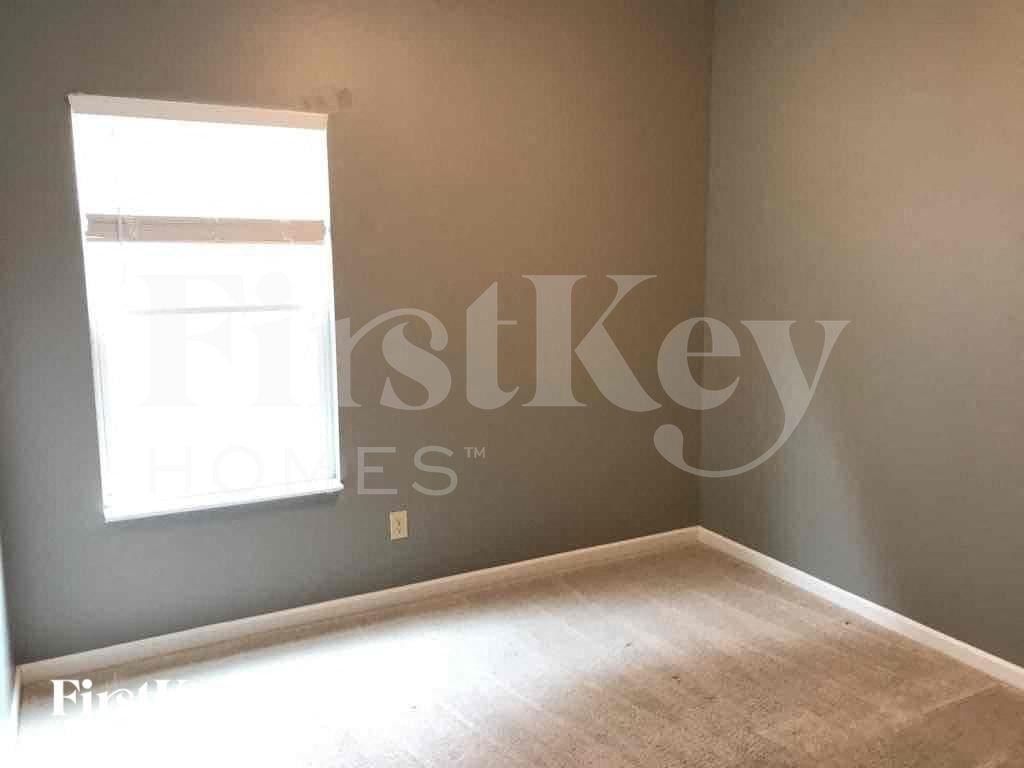 562 Farnham Dr - Photo 7 of 12