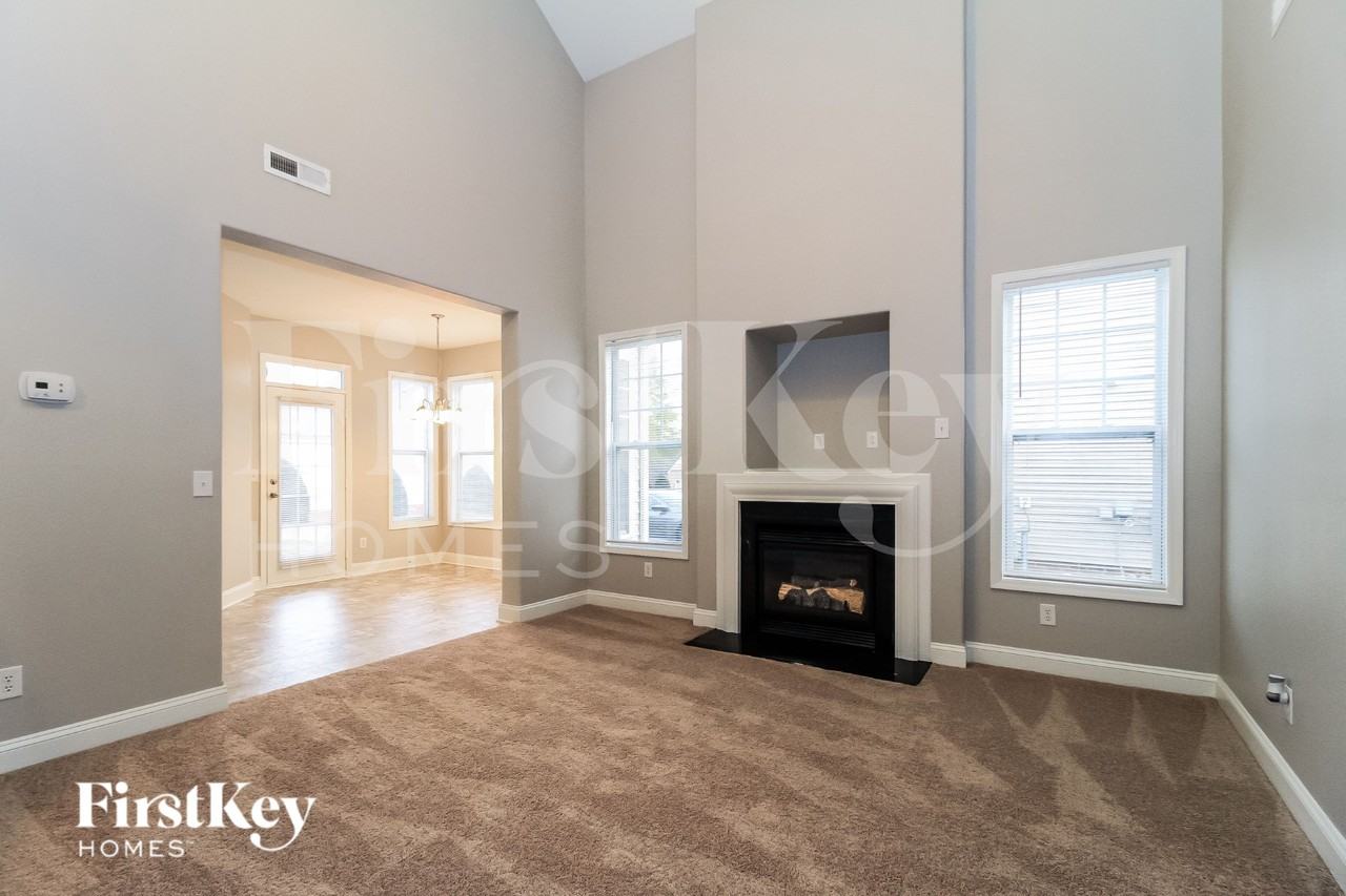 112 Waverly St - Photo 3 of 18