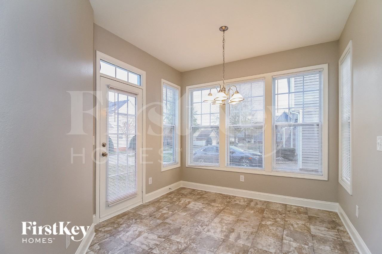 112 Waverly St - Photo 7 of 18