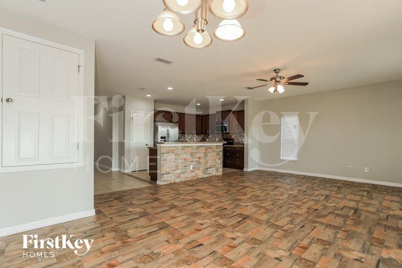 3512 Cayugas Loop - Photo 4 of 15