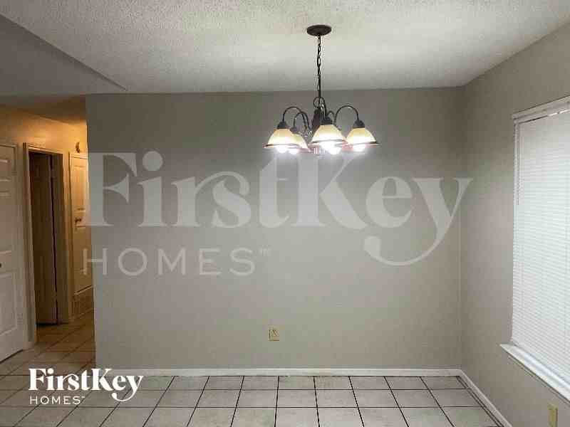 5812 Ashridge Pl - Photo 4 of 12