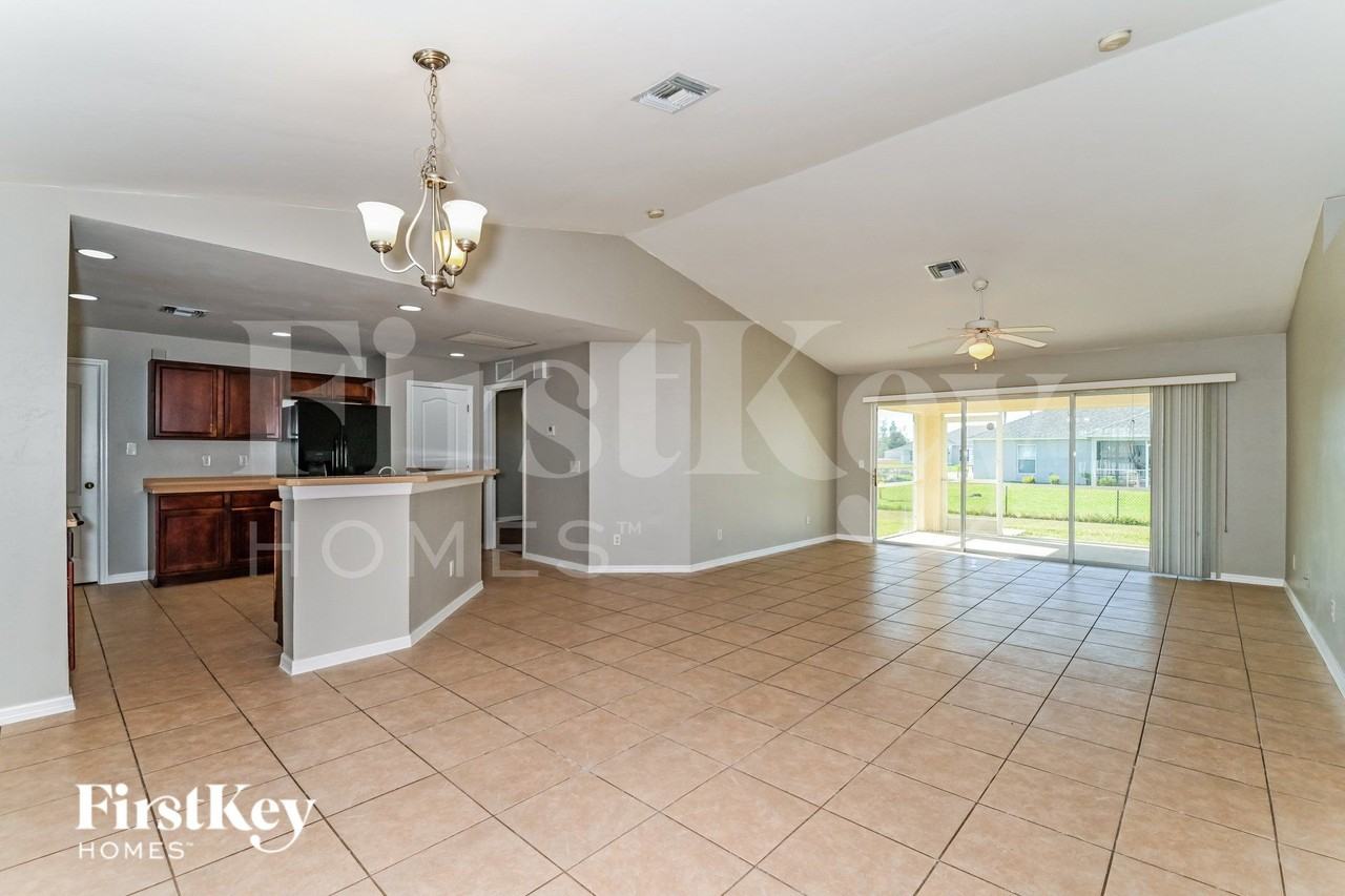 3926 Ne 22nd Pl - Photo 4 of 16