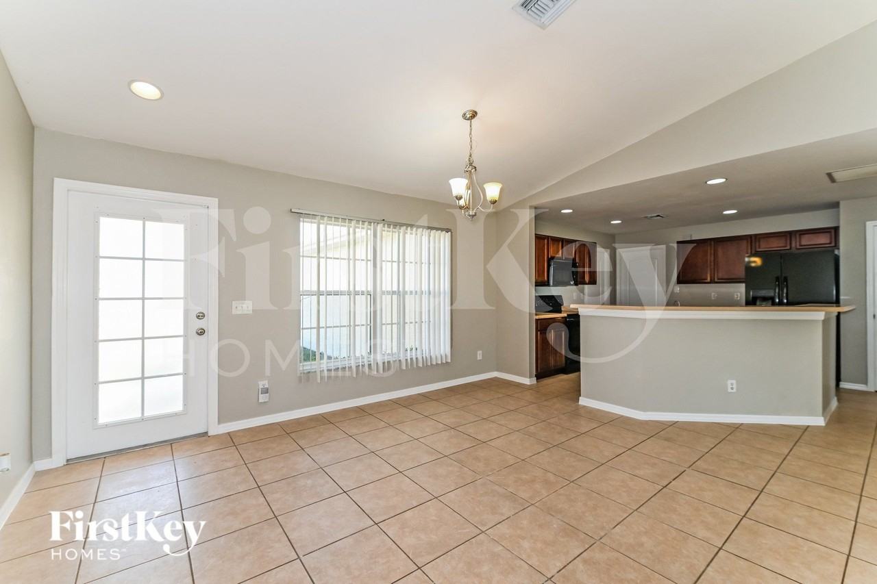 3926 Ne 22nd Pl - Photo 5 of 16