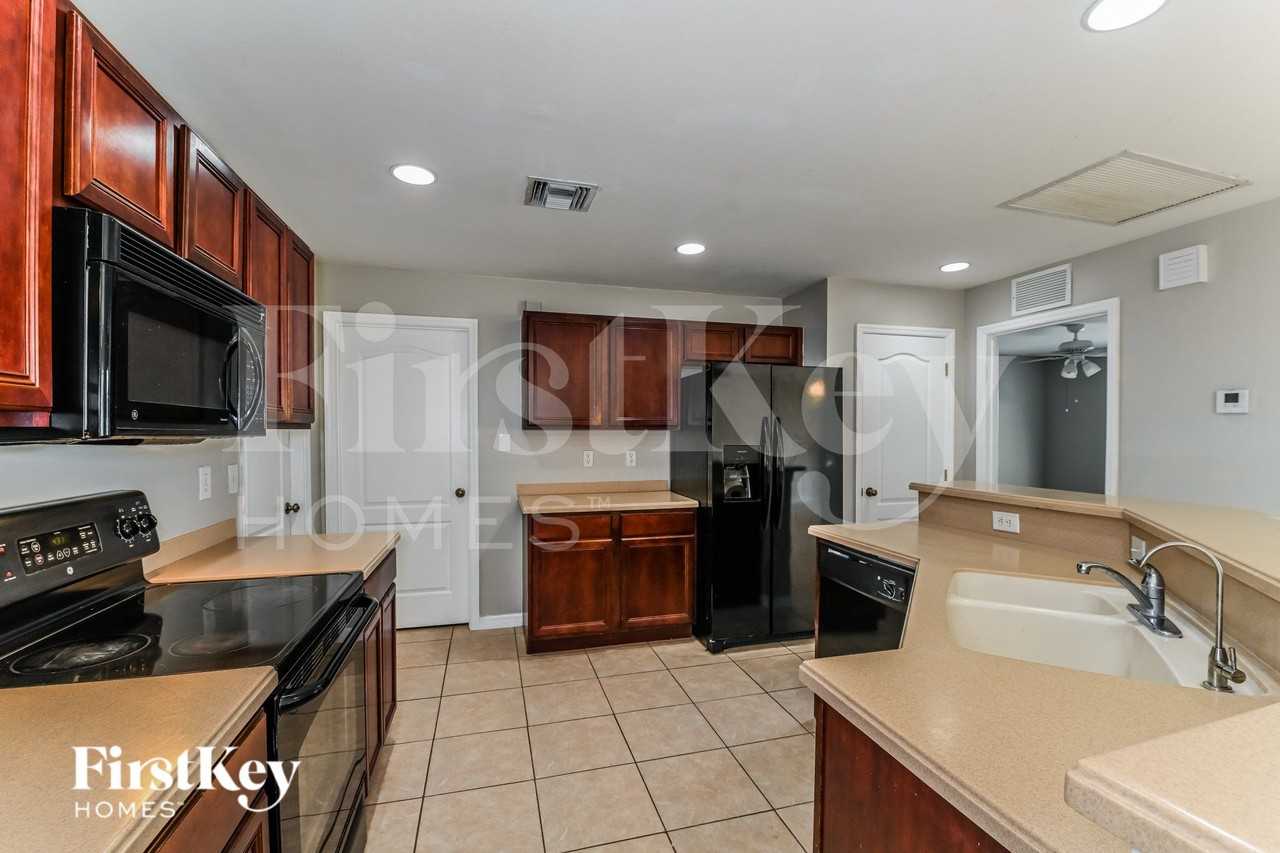 3926 Ne 22nd Pl - Photo 6 of 16