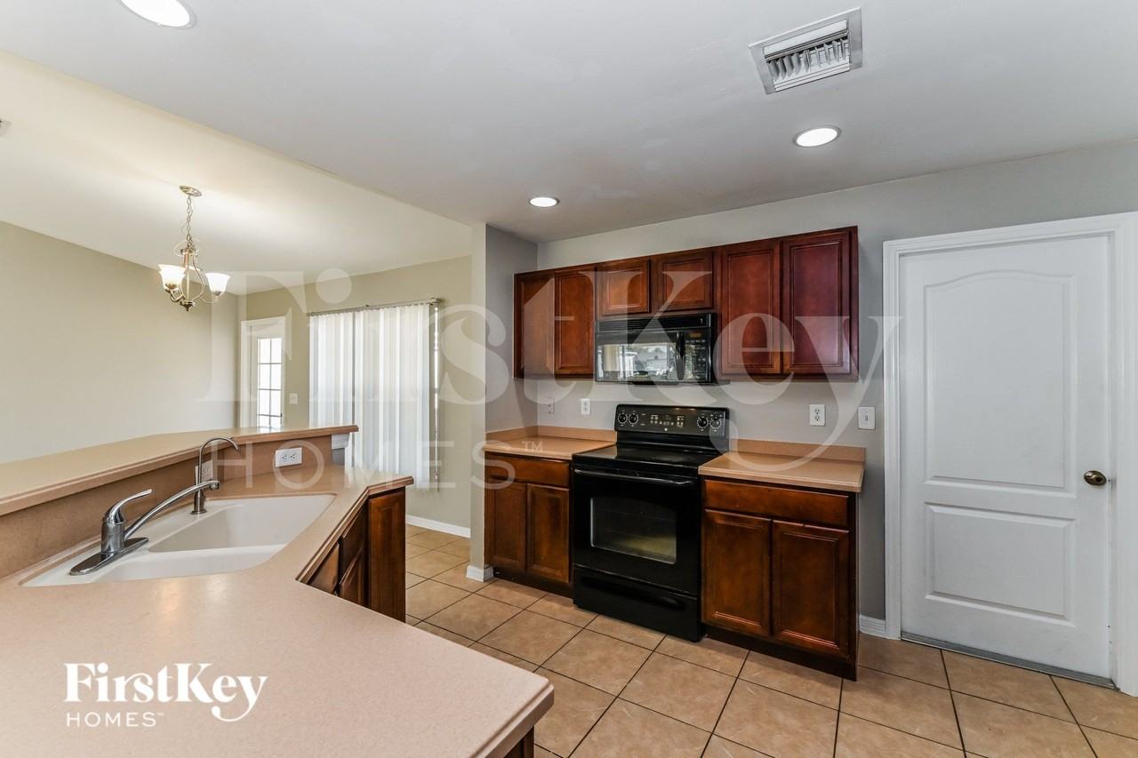 3926 Ne 22nd Pl - Photo 7 of 16