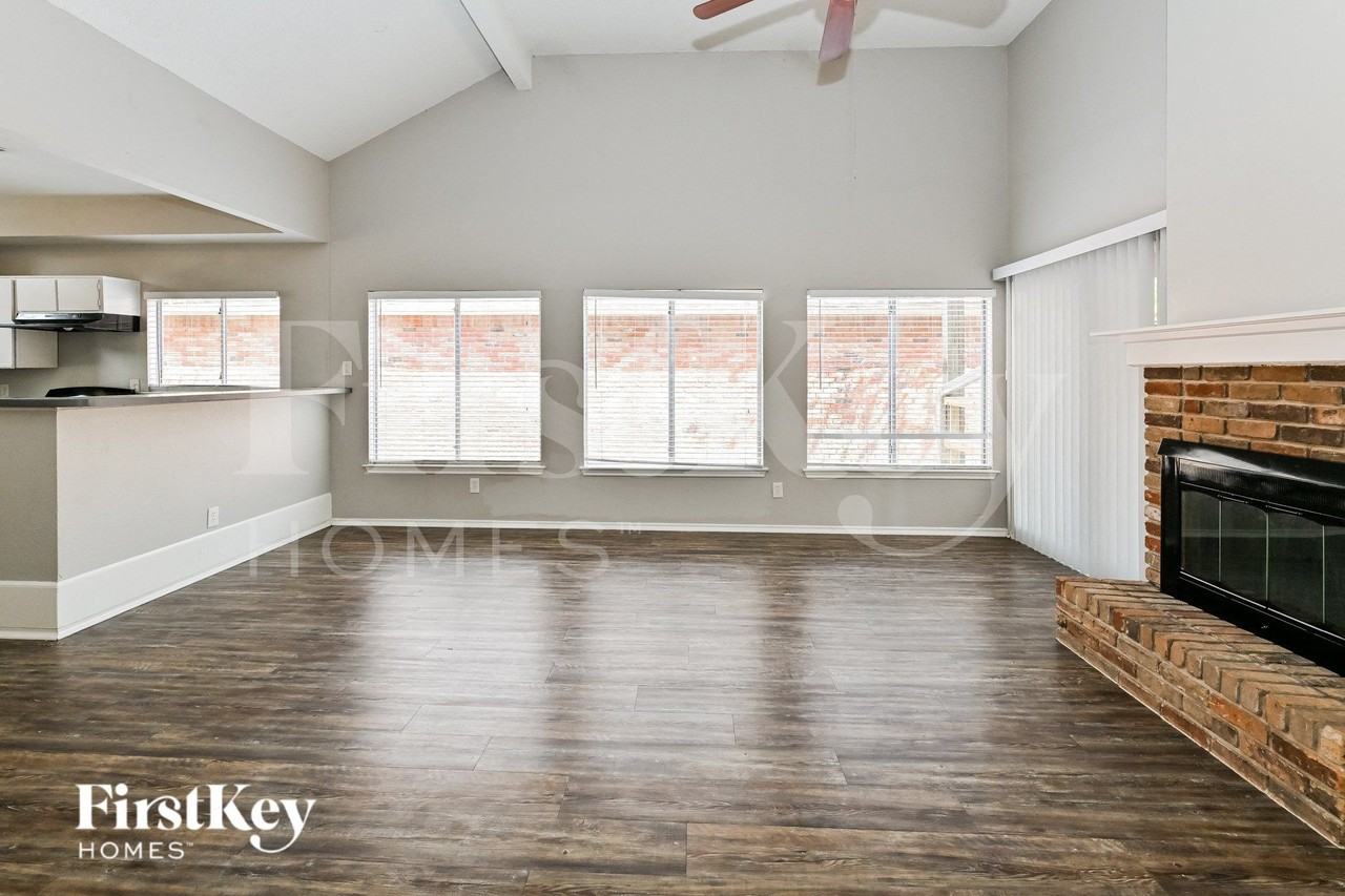 11811 Meadowchase Dr - Photo 2 of 16