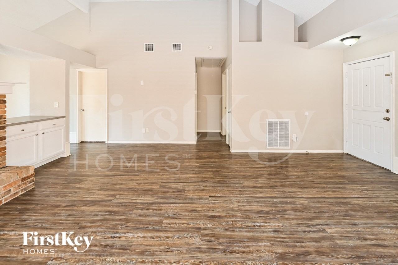 11811 Meadowchase Dr - Photo 3 of 16