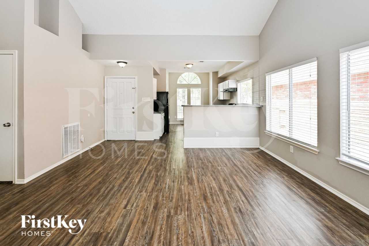 11811 Meadowchase Dr - Photo 4 of 16