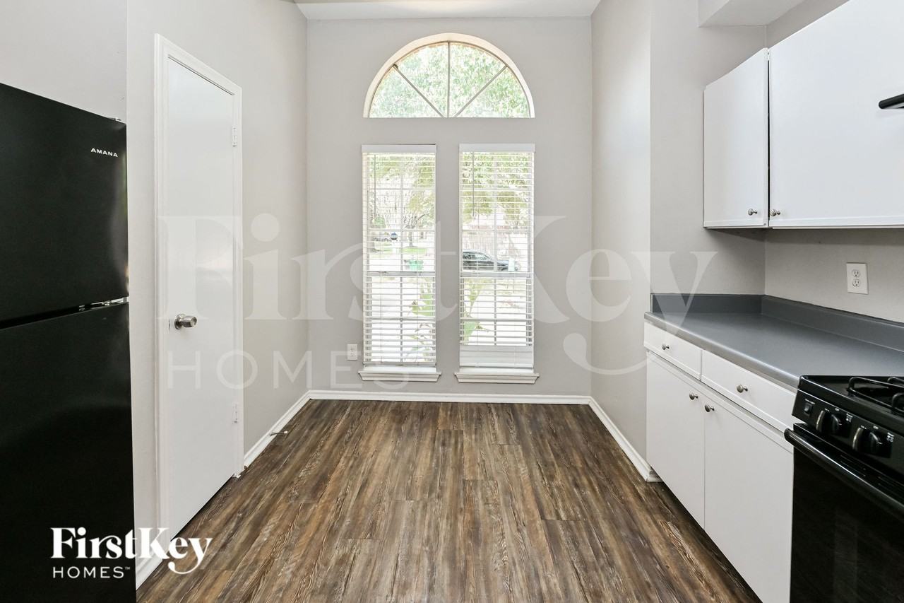 11811 Meadowchase Dr - Photo 6 of 16