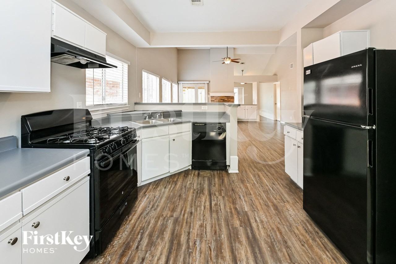 11811 Meadowchase Dr - Photo 7 of 16